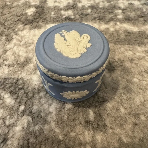 Wedgwood Blue and White Decorative Trinket Box - Picture 1 of 5